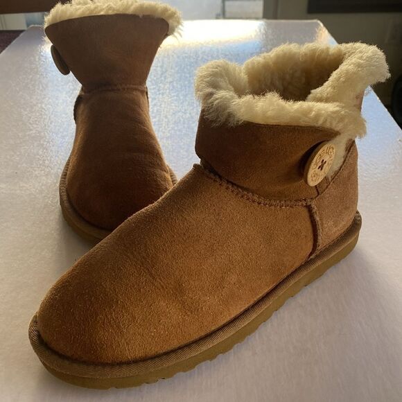 UGG Genuine Sheepskin Upper and Lining Boots Size 6 - Picture 1 of 10